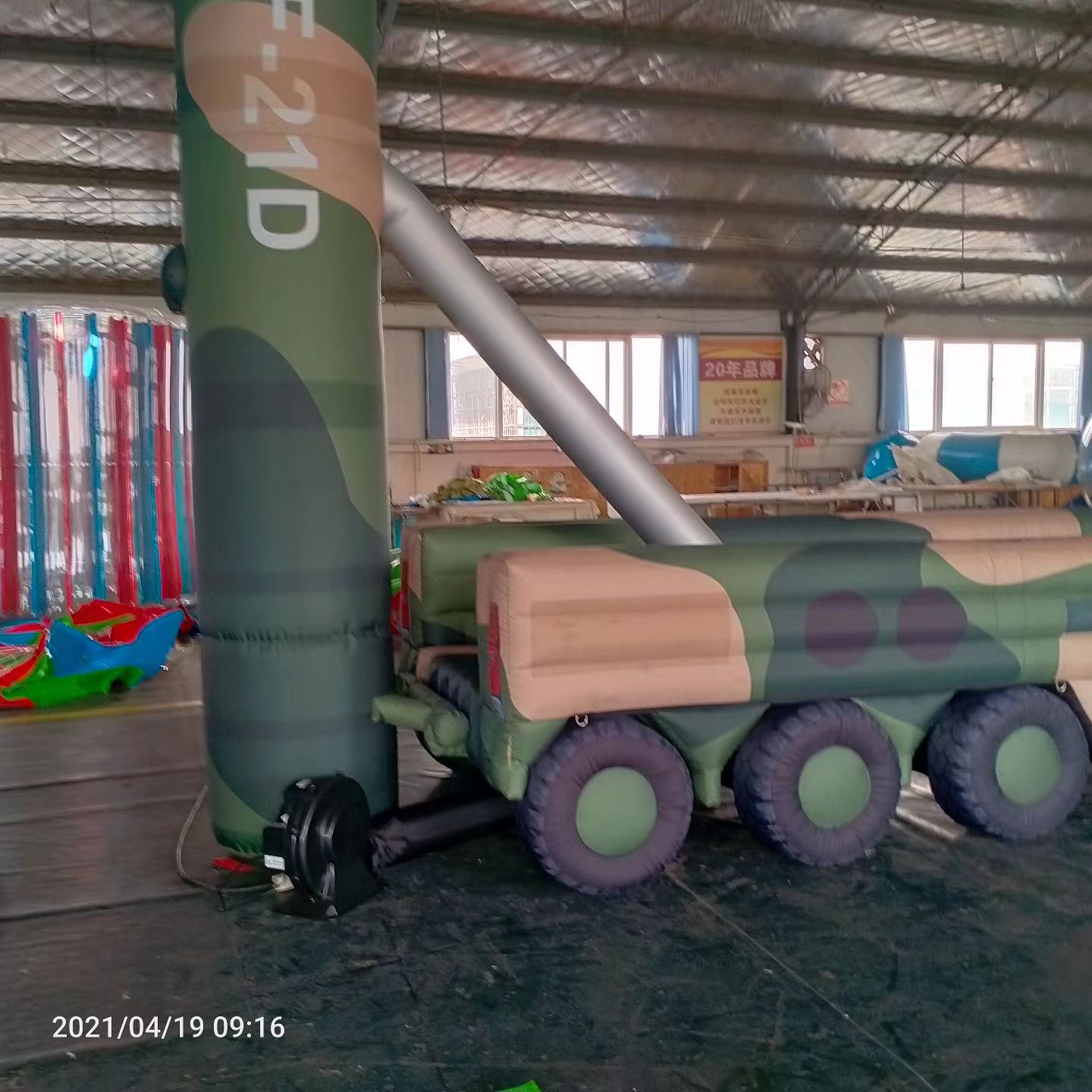 平原军事演习中的充气目标车辆：模拟发射车雷达车坦克飞机